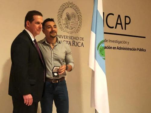 Entrega de la Medalla Institucional por su importantísima labor en la revitalización lingüística al Dr. Carlos Sánchez Avendaño