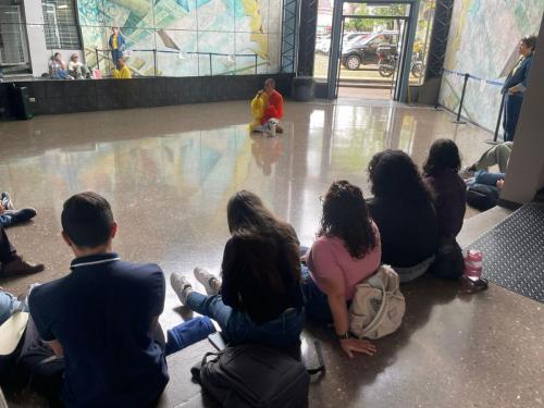 Actividad “Diálogos entre Literatura y Escena. Reescrituras contemporáneas: el sujeto rural como sujeto subalterno en Ejecución de una gallina chiricana”, con el bailarín y coreógrafo Bryan Chavarría Campos, Premio Nacional de Danza Mireya Barboza 2024.
