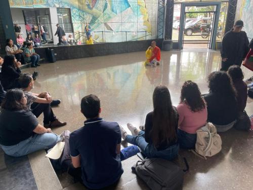 Actividad “Diálogos entre Literatura y Escena. Reescrituras contemporáneas: el sujeto rural como sujeto subalterno en Ejecución de una gallina chiricana”, con el bailarín y coreógrafo Bryan Chavarría Campos, Premio Nacional de Danza Mireya Barboza 2024.