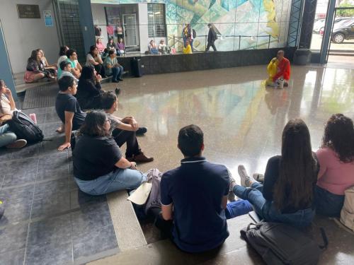 Actividad “Diálogos entre Literatura y Escena. Reescrituras contemporáneas: el sujeto rural como sujeto subalterno en Ejecución de una gallina chiricana”, con el bailarín y coreógrafo Bryan Chavarría Campos, Premio Nacional de Danza Mireya Barboza 2024.