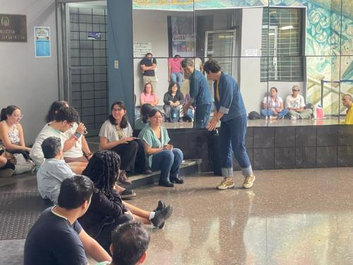 Actividad “Diálogos entre Literatura y Escena. Reescrituras contemporáneas: el sujeto rural como sujeto subalterno en Ejecución de una gallina chiricana”, con el bailarín y coreógrafo Bryan Chavarría Campos, Premio Nacional de Danza Mireya Barboza 2024.