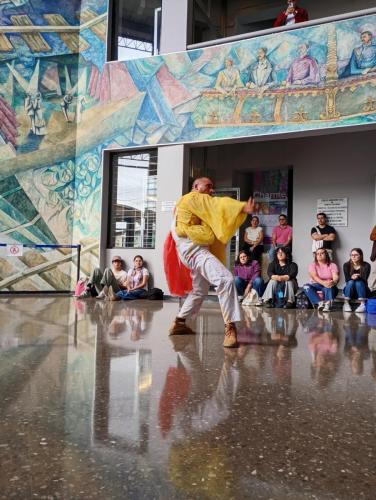 Actividad “Diálogos entre Literatura y Escena. Reescrituras contemporáneas: el sujeto rural como sujeto subalterno en Ejecución de una gallina chiricana”, con el bailarín y coreógrafo Bryan Chavarría Campos, Premio Nacional de Danza Mireya Barboza 2024.