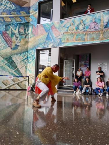 Actividad “Diálogos entre Literatura y Escena. Reescrituras contemporáneas: el sujeto rural como sujeto subalterno en Ejecución de una gallina chiricana”, con el bailarín y coreógrafo Bryan Chavarría Campos, Premio Nacional de Danza Mireya Barboza 2024.